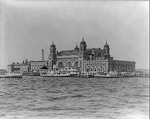 220px-Ellis_Island_in_1905.jpg